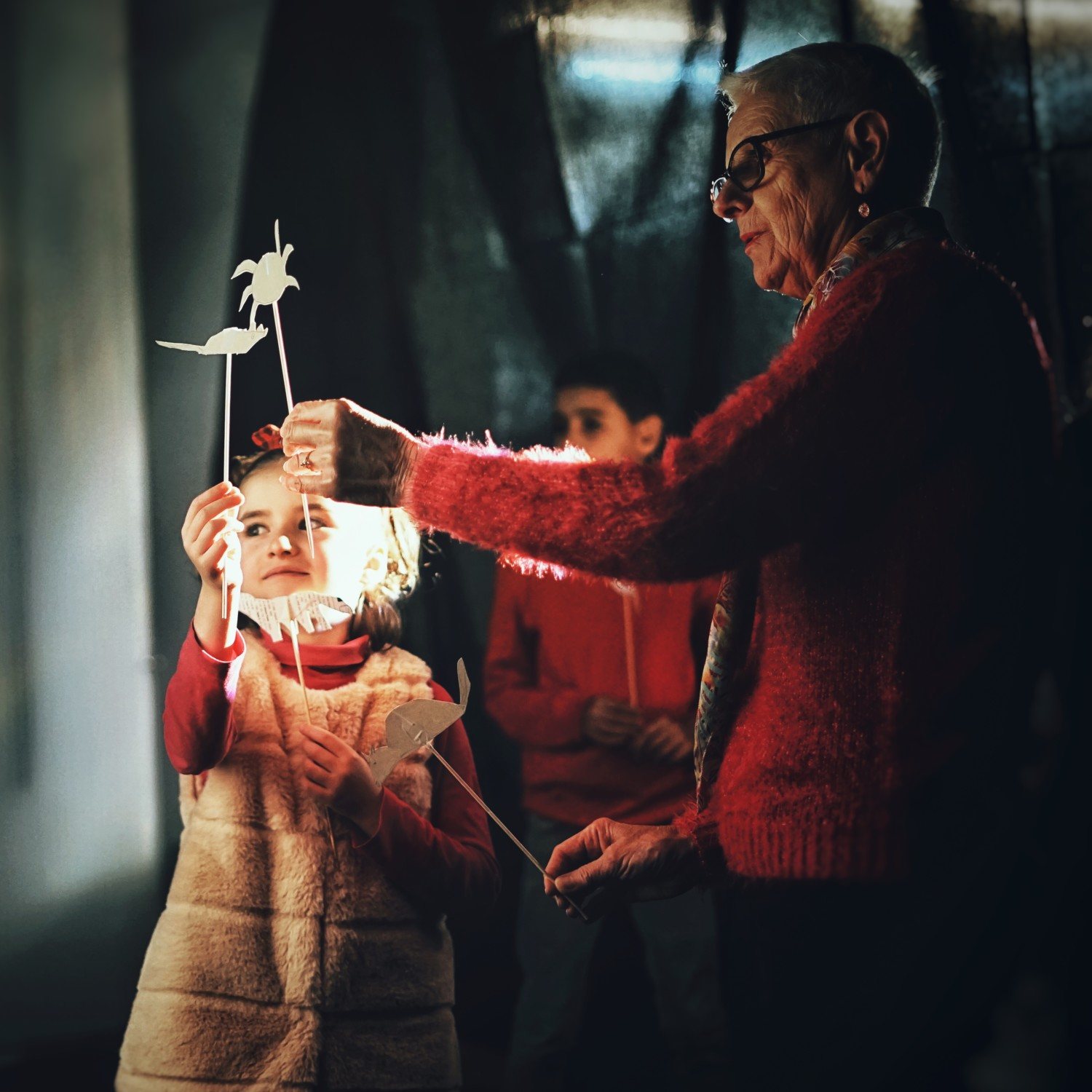 Atelier : des enfants animent leurs marionnettes d'ombre dans la lumière