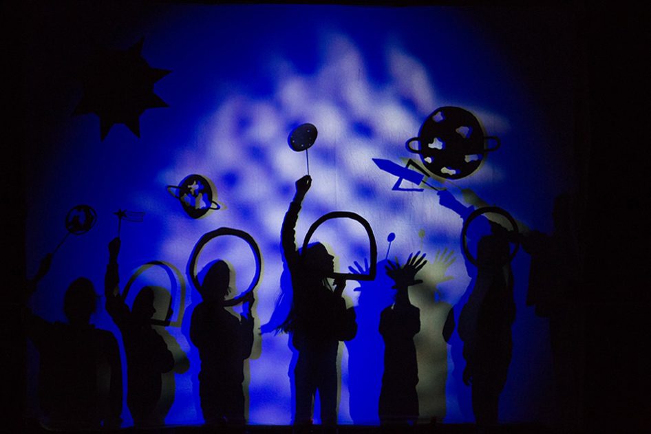 Atelier d'ombres : enfants et marionnettes d'ombre sur le thème du cosmos