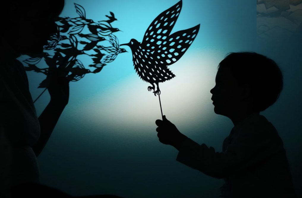 Atelier de théâtre d'ombres avec un enfant