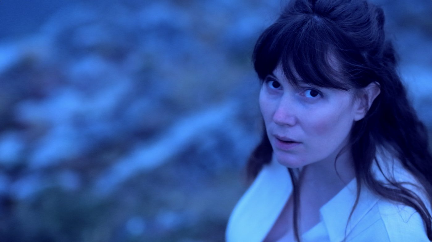 Clip First Flight : une femme à la lanterne face à la mer