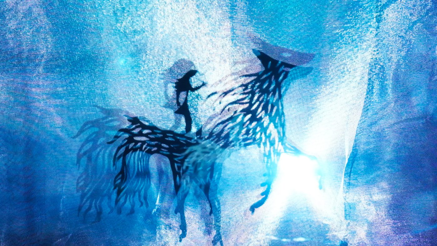 Mon Immensité : silhouette et lumière bleue