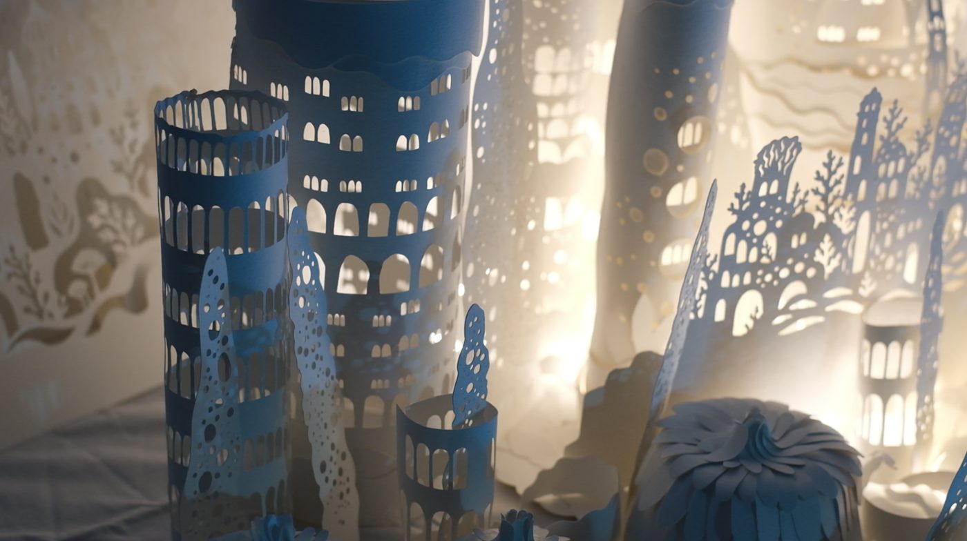 Refuges : tours de papier bleu et lumière