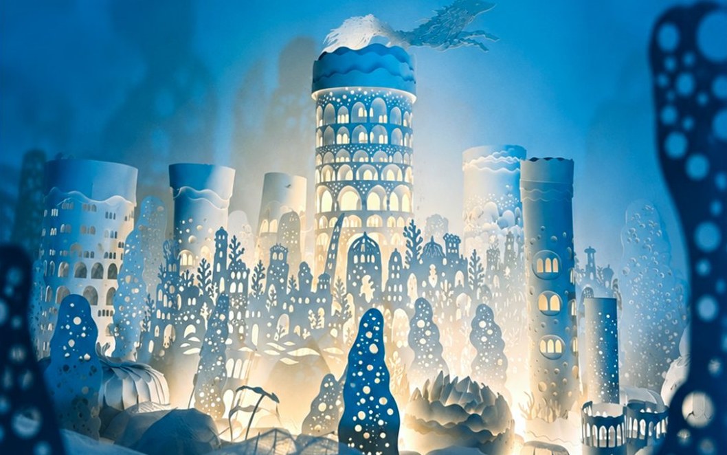 Refuges : affiche de l'exposition, ville de papier découpé sous un ciel bleu